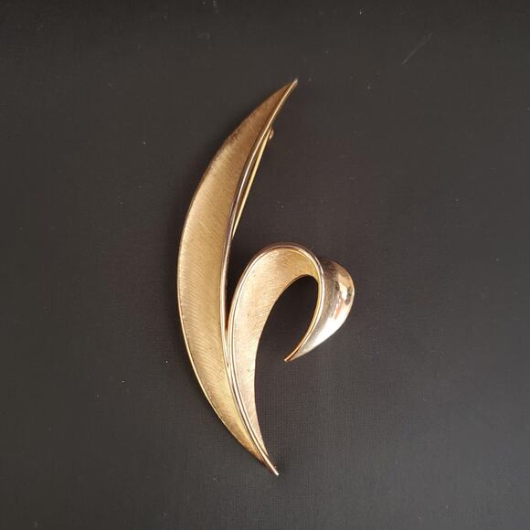 Vintage Crown Trifari Brooch Curling Leaf Brushed Gold Tone Signed 60's - Picture 1 of 6